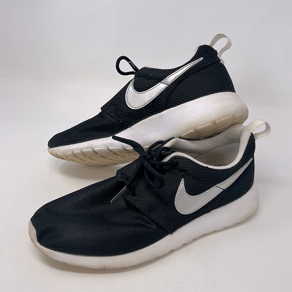 Nike Black & Silver Lace-Up Sneakers Size 5 Excellent Condition